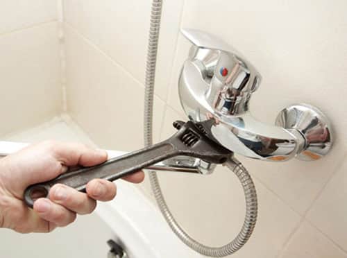 Zamena prebacivača na tuš bateriji Zamena prebacivača na tuš bateriji