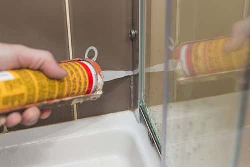 Popravka i fugovanje tuš kabine i paravana za kade Popravka i fugovanje tuš kabine i paravana za kade